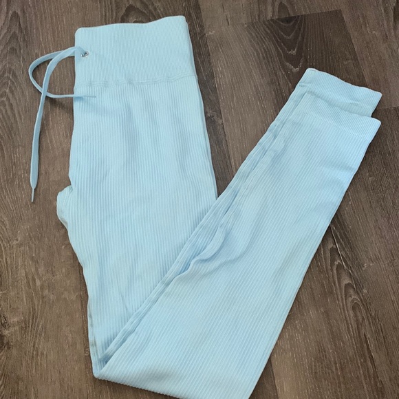 4/30⭐️ BABY BLUE SEAMLESS LEGGINGS - Picture 1 of 3